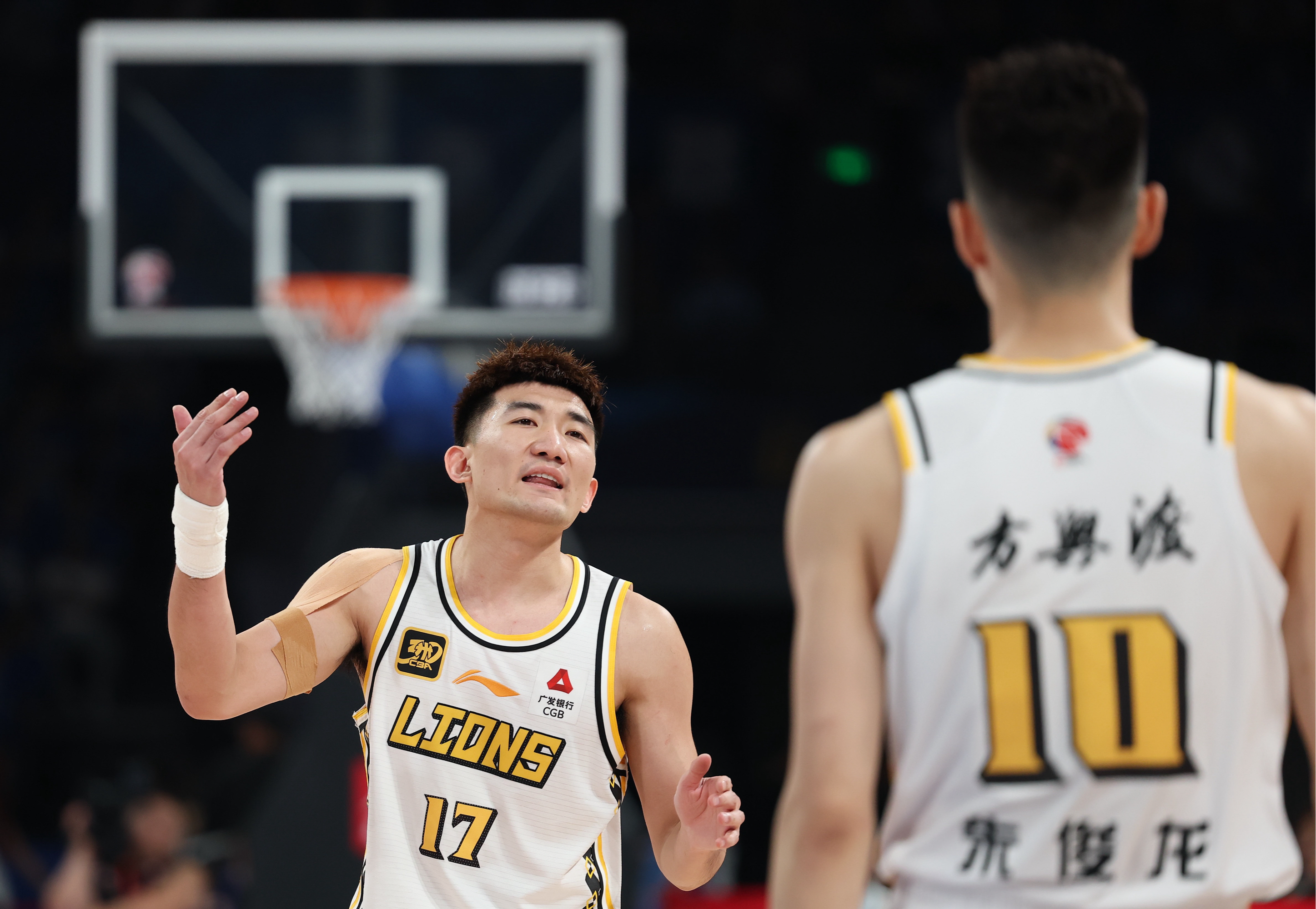 多米电子关于NBA常规赛清晨再迎强敌；广东宏远远射贴柱；主帅态度——压力陡增；轮换策略成焦点的信息